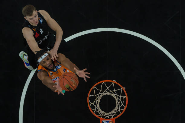 队中场防守 队中场防守